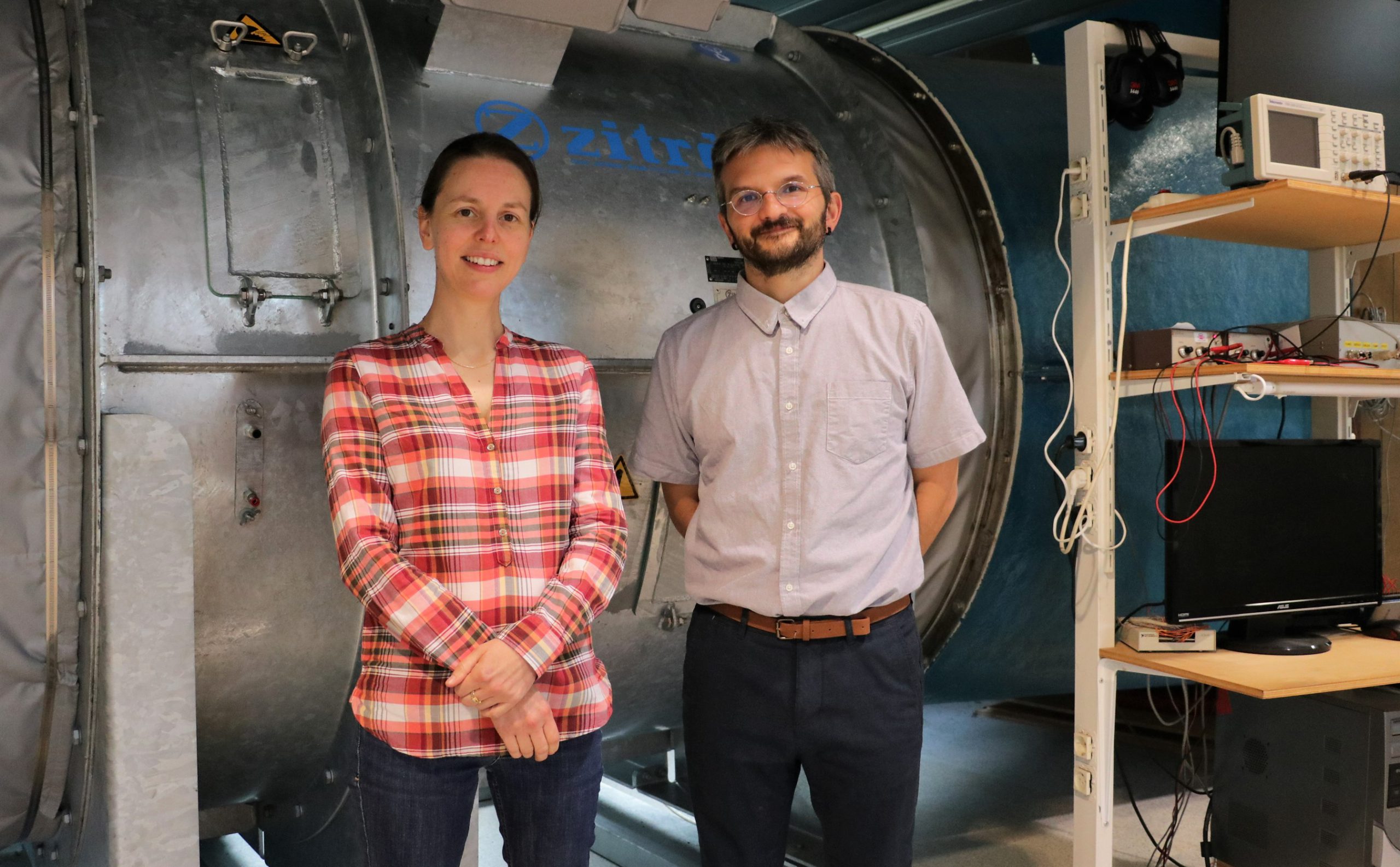 Los investigadores, Miguel Alonso Méndez y Anne Gosset, delante del túnel de viento del Laboratorio de Fluidos del nuevo CITENI.