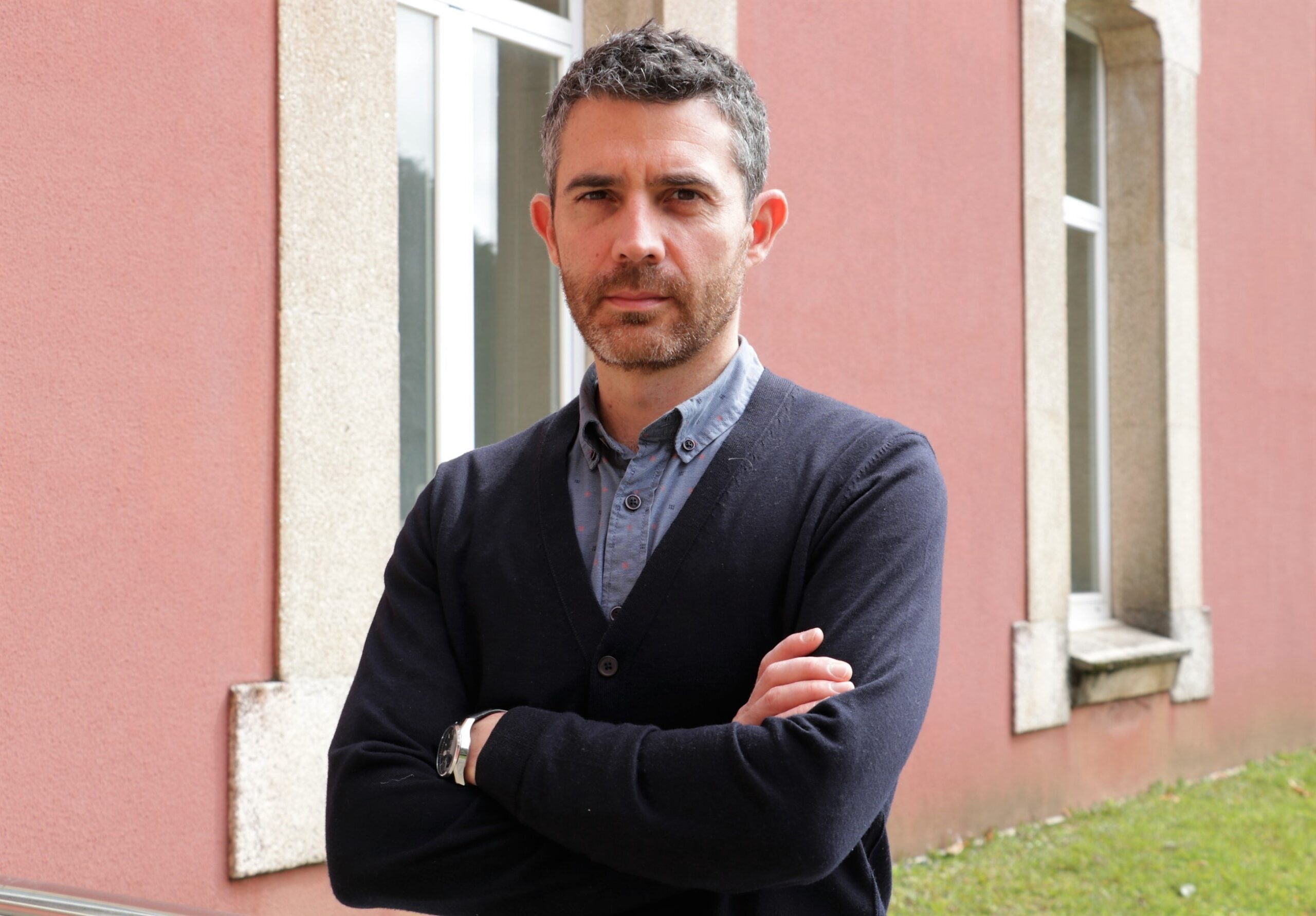El autor, Jaime Martín, delante de CITENI en el Campus Industrial de Ferrol