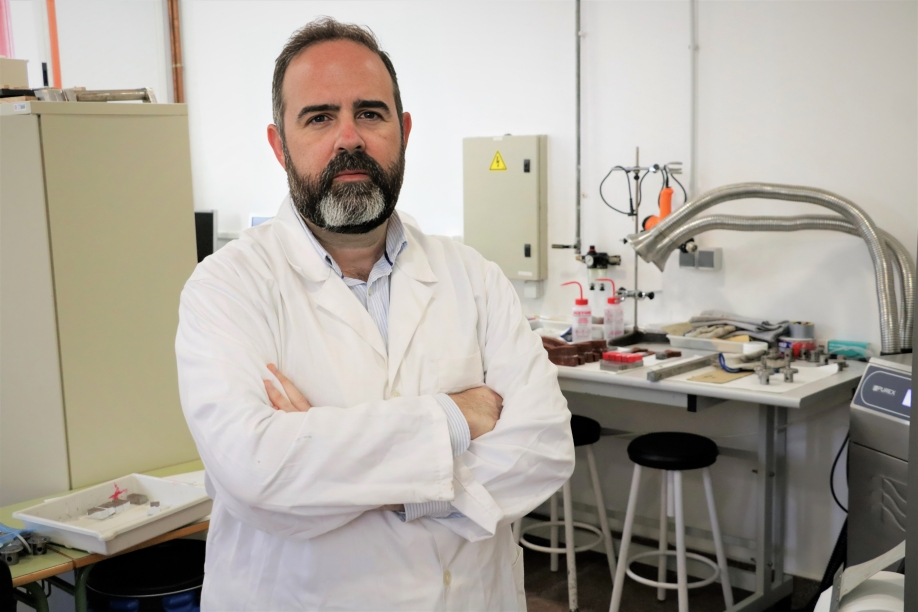 El investigador predoctoral, Francisco Rodríguez, en el laboratorio de adhesivos del grupo PROTERM.