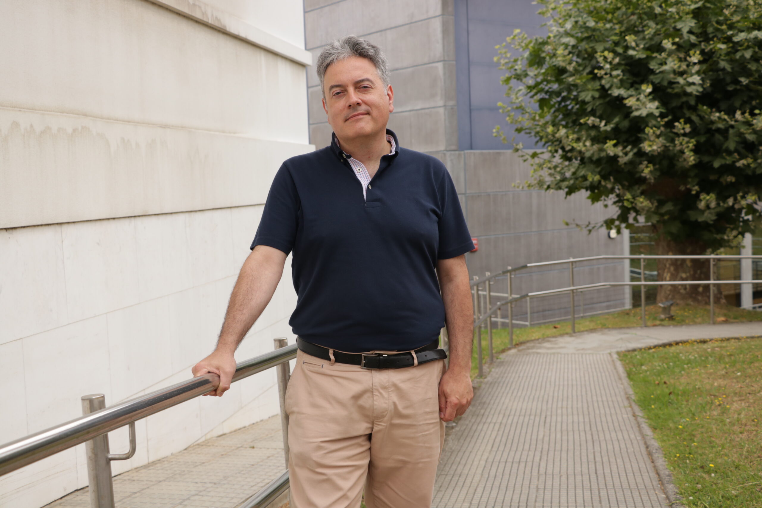 El investigador José Manuel Reinosa delante del Edificio de Talleres del Campus Industrial de Ferrol.