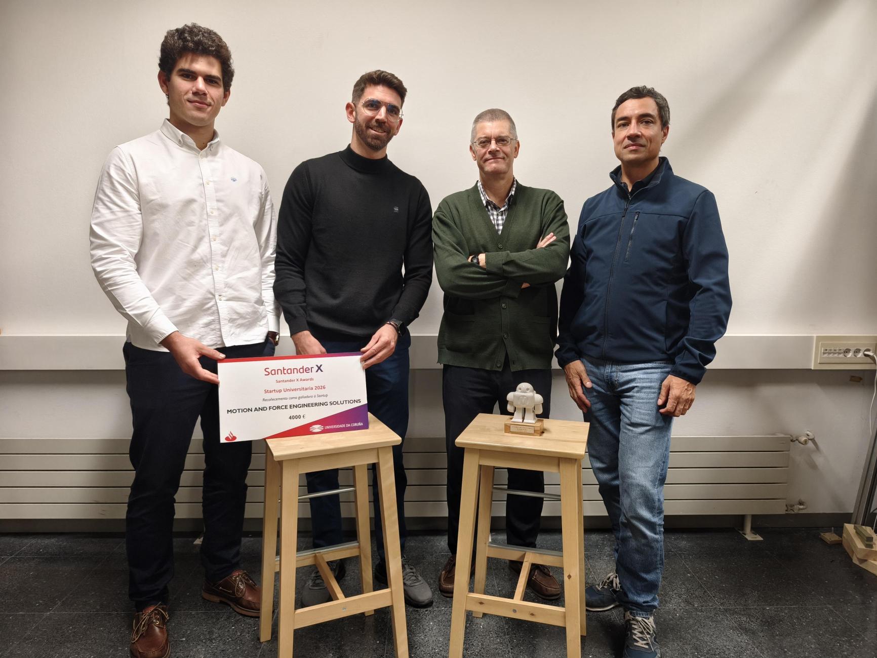 De esquerda a dereita, Eloy Vázquez, Florian Michaud, Javier Cuadrado e Urbano Lugrís, cos recoñecementos obtidos por MFES nos Santander X Spain Awards da UDC e por AppGym en Maker Faire Galicia 2026.